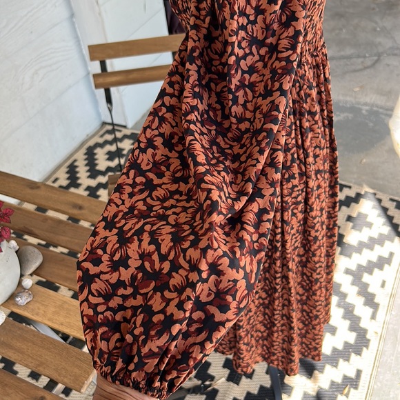 Lightweight, Balloon Sleeve, Smocked Floral Dress with Pockets - Picture 6 of 8